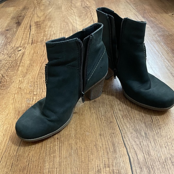 Woman’s Clark’s Ankle Booties - Picture 2 of 10
